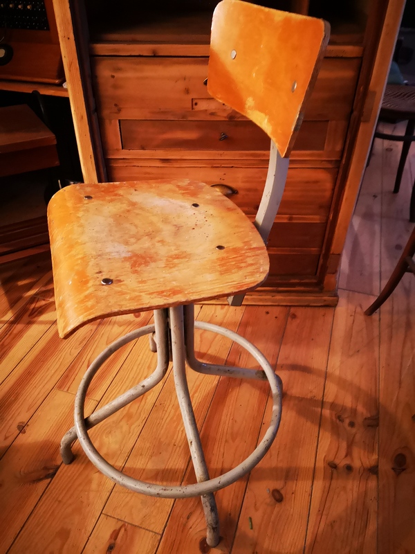 Chaise d'atelier acier et bois  Brocante en ligne