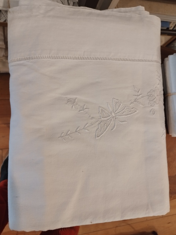 Drap ancien brodé papillon et fleurs