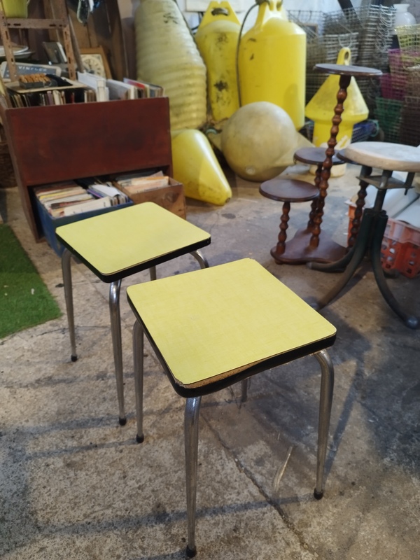 Paire de tabourets en formica jaunes